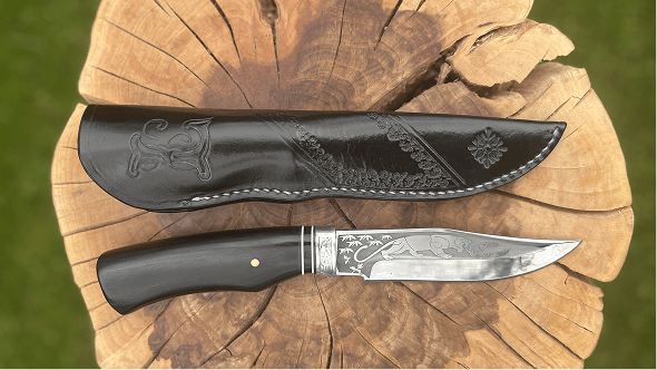 Obal na nůž zdobený hvězdičkami v mřížce tak aby ladil s čepelí, barvený mahagonem.