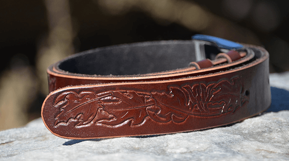 Kožený pásek s vyrytými listy a niklovou přezkou