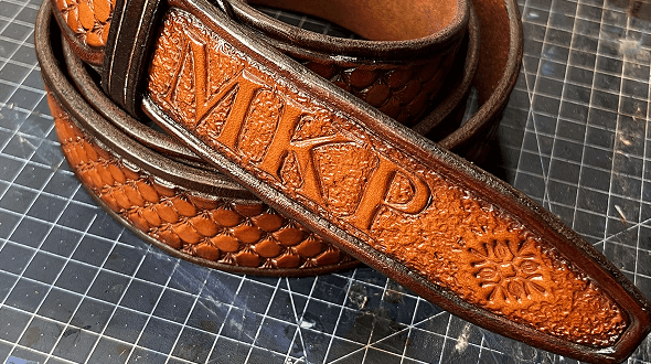 Pánský pásek zdobený rzí, iniciály a mřížkou