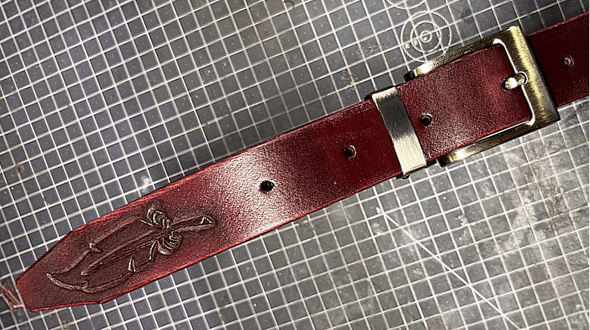 Dámský opasek barvený mahagonem se zdobeným pírkem