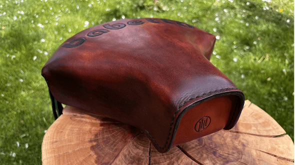 Sedlo na babetu, tvarované přesně podle původního. Barvené červenou hnědou.